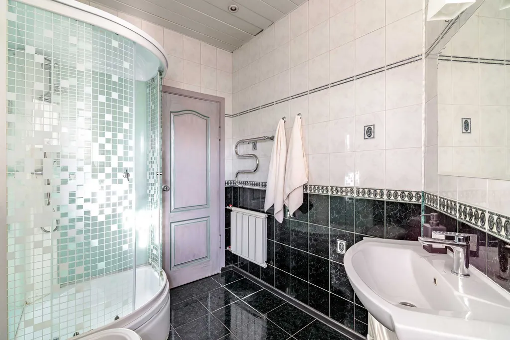 Замок на берегу каскада озер в Новой Москве