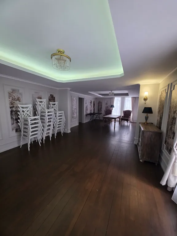 Загородный дом с бассейном и банкетным залом