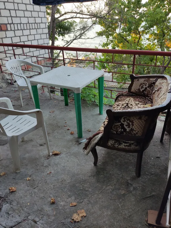 Домик у моря в центре