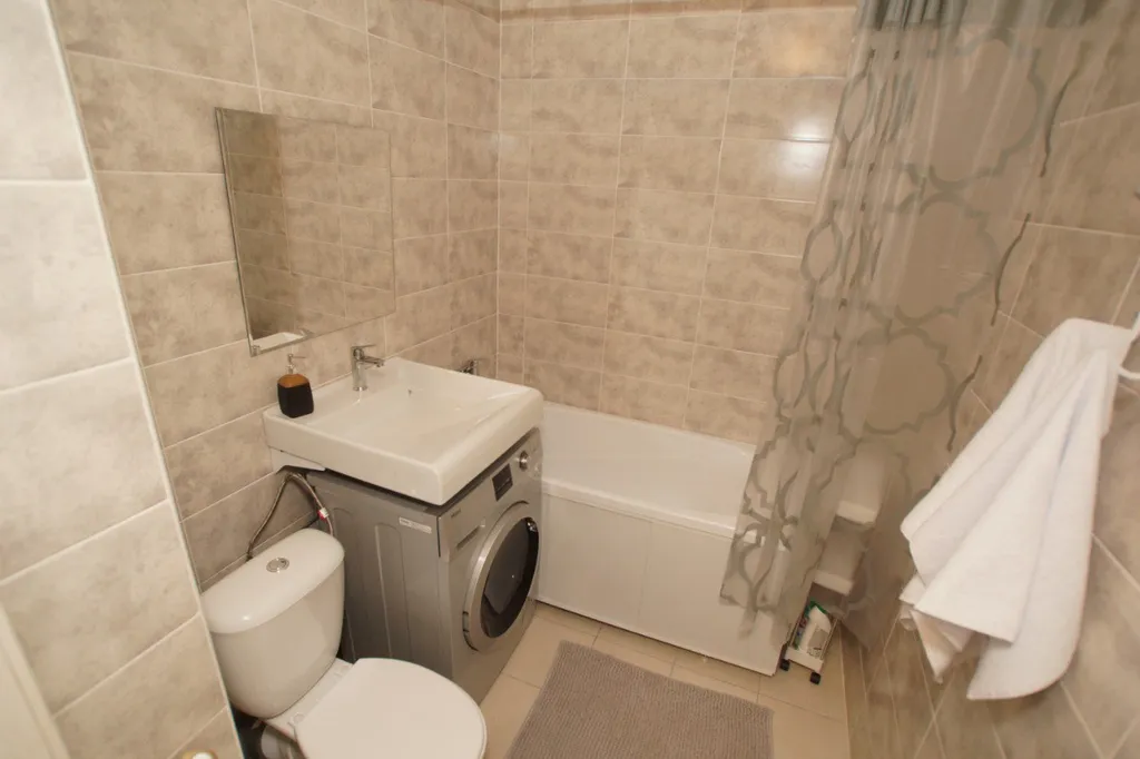 Просторная студия со свежим ремонтом и видом на лес