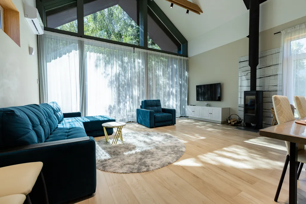 Уютный дом возле леса