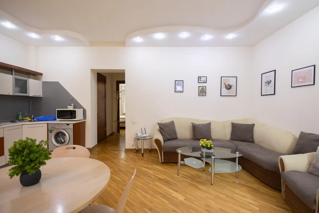 Квартира с видом на улицу Низами, Торговая