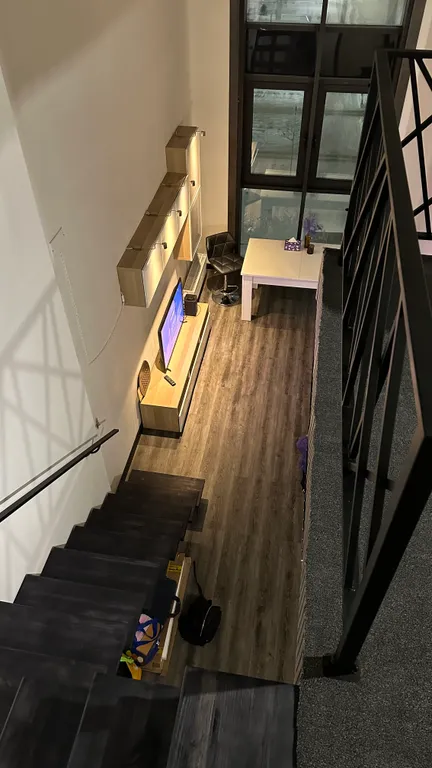 Двухуровневый лофт с 7-метровыми потолками и панорамными окнами