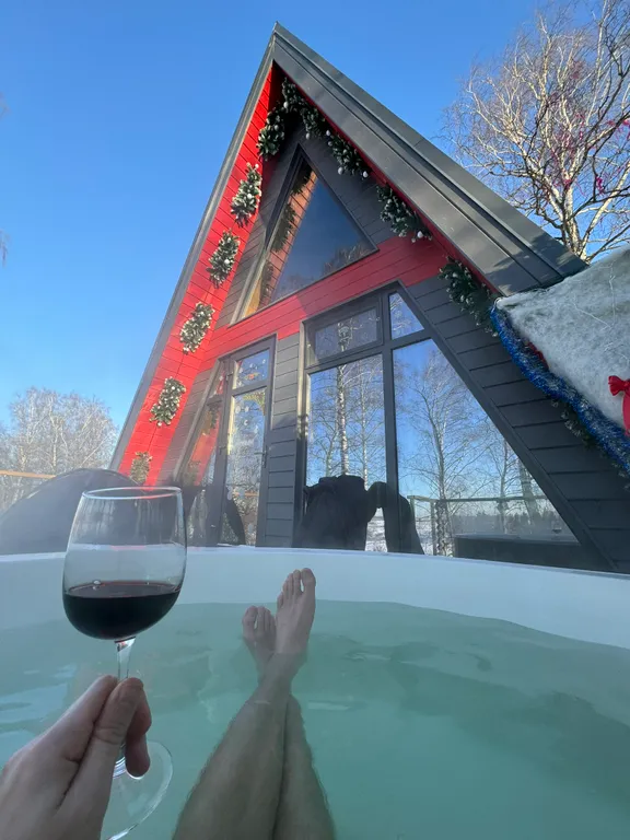 Современный дом у озера с купелью и своим катком. В феврале скидки