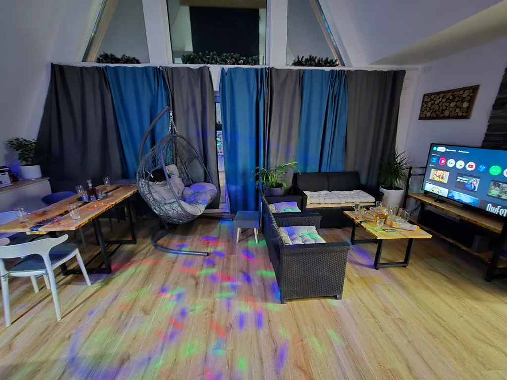 Дом у пруда