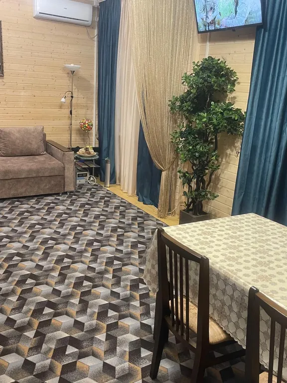 Деревянный дом на берегу Азовского моря