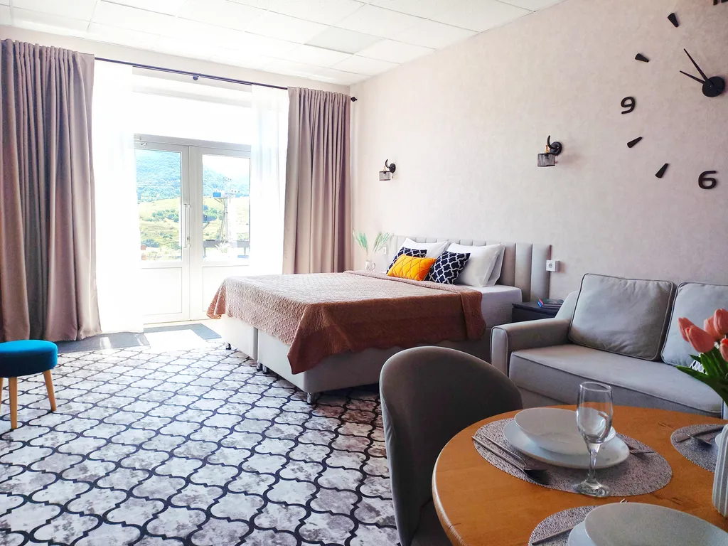 Комфортный семейный номер-студия с видом на горы