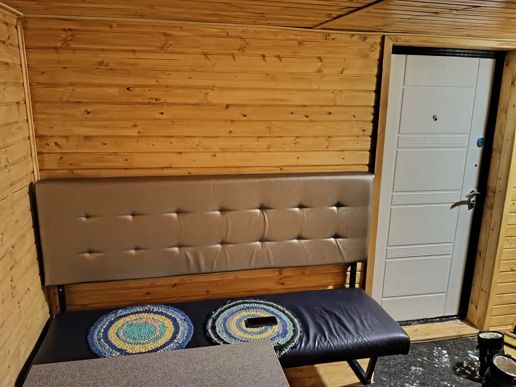 Дом и баня у скалы