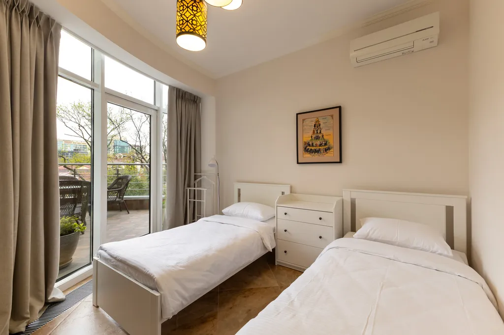 С двумя спальнями и террасой