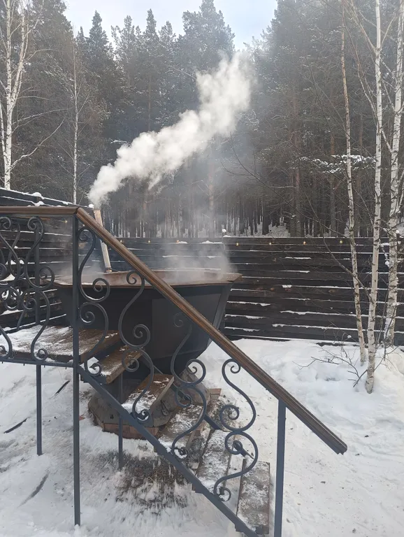 А-фрейм в лесу с баней из бревна липы и горячий чан
