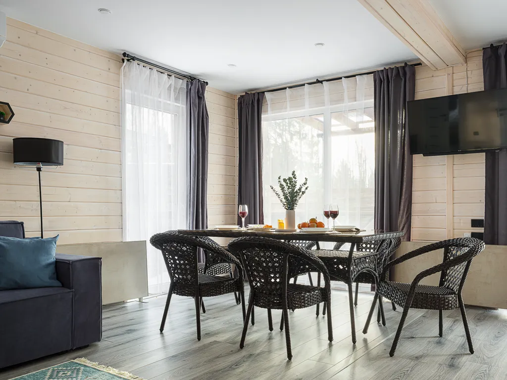 Семейный коттедж с баней и чаном в Шишкин Плейс в хвойном лесу