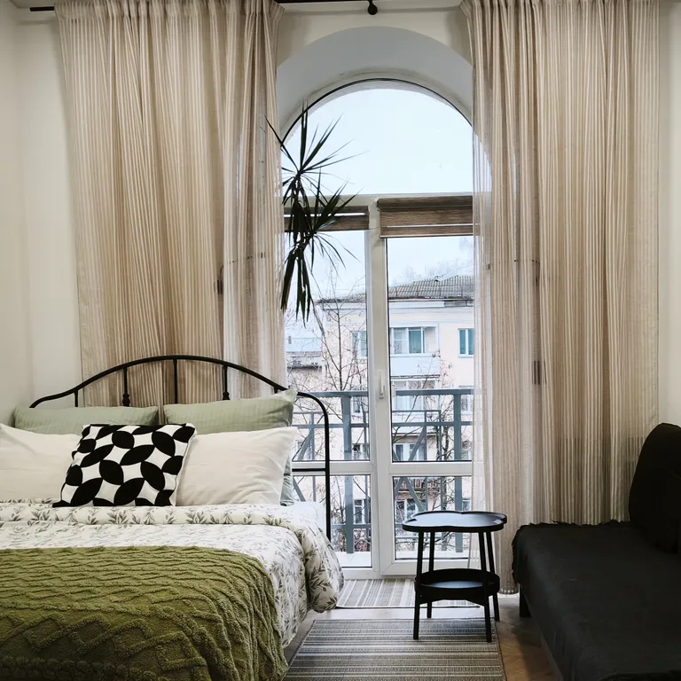 Центр. Сталинка с балконом с красивым видом на бульвар возле университа