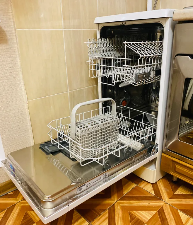 Большая 3-х комнатная квартира возле Ледовой арены в тихом районе