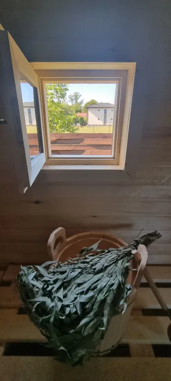 Уютный дом у реки с беседкой и верандой