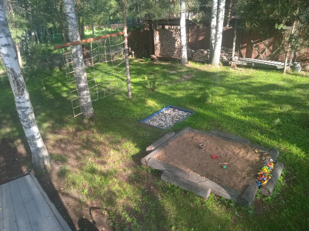 Дом с беседкой на берегу водохранилища