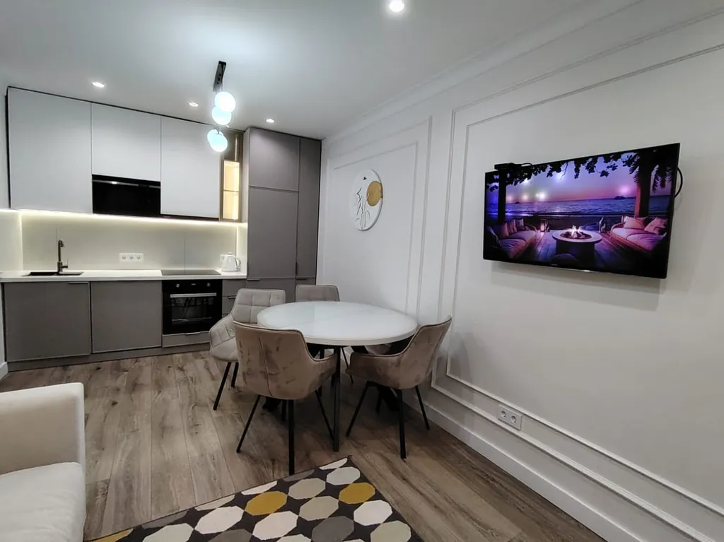 Евро 2ка в золотом квадрате Левого берега. В безопасном районе города