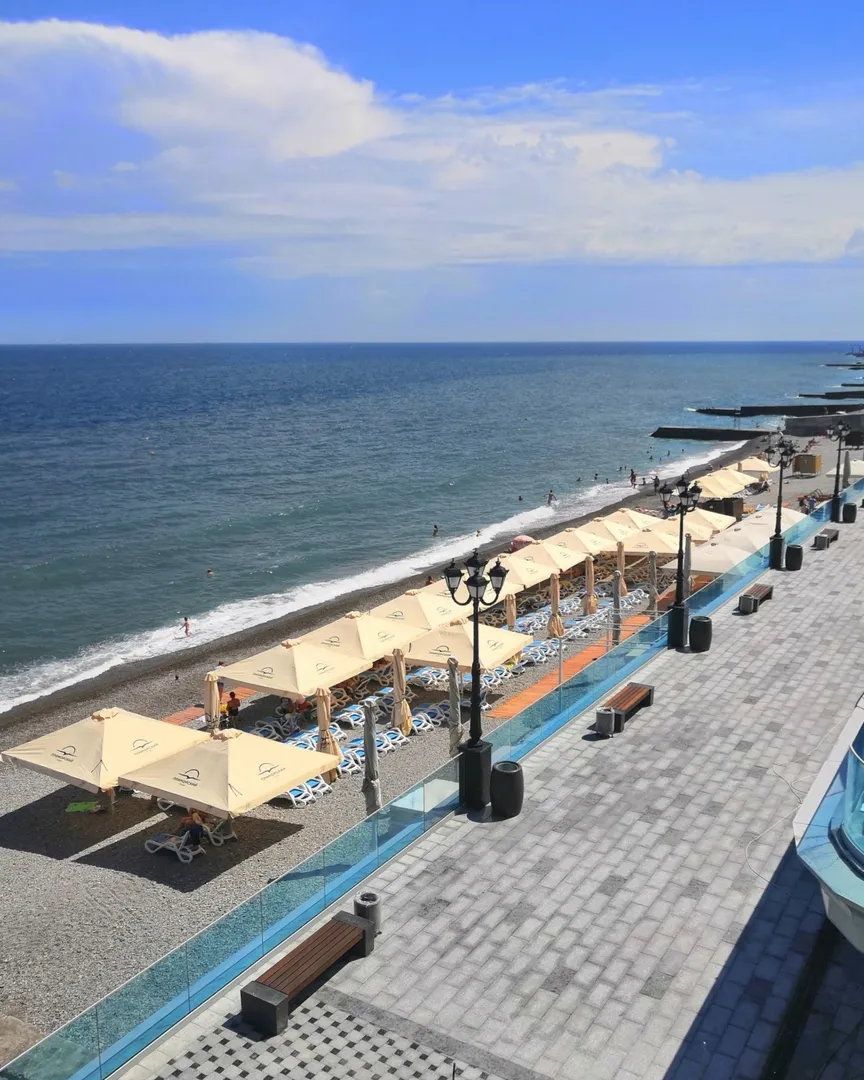 В 350 м. расположен пляж "Приморский", который прошел полную реконструкцию в 2019 г. Теперь это красивое продолжение Набережной города