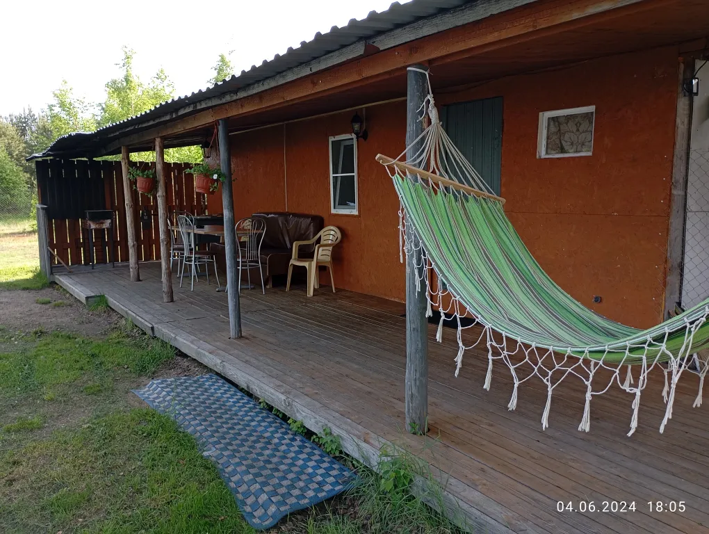 Благоустроенный дом на берегу с баней и катером