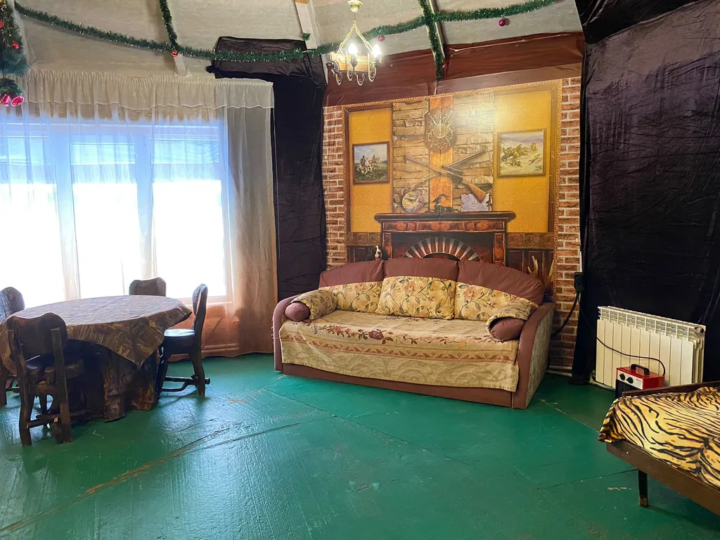 Деревянный дом с соломенной крышей и высокими потолками