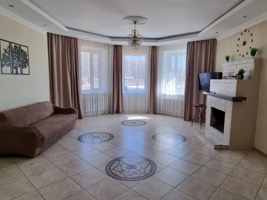 Коттедж у пруда в окружении леса