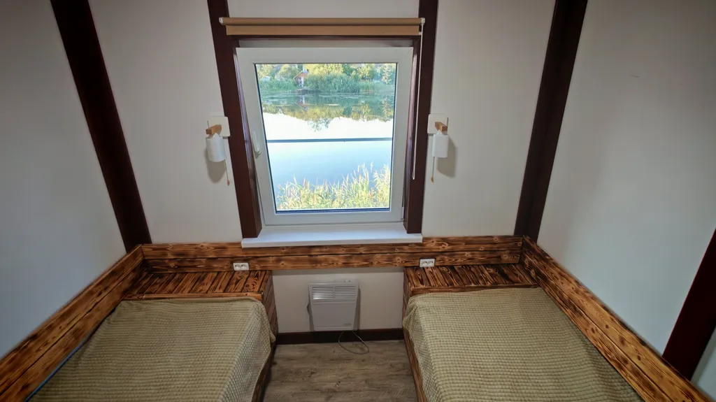 Дома и бани на берегу озера