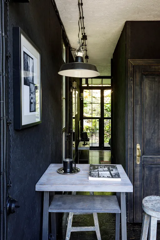 Домик на лесном склоне с видом на горы