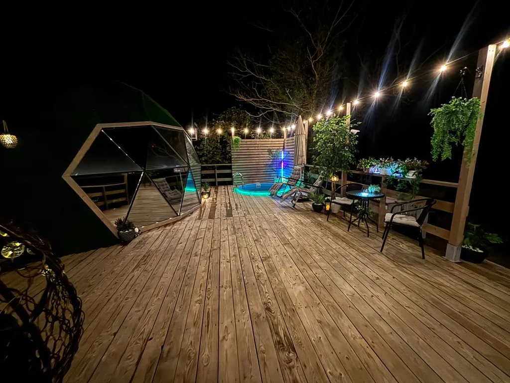 Уютная сфера на побережье