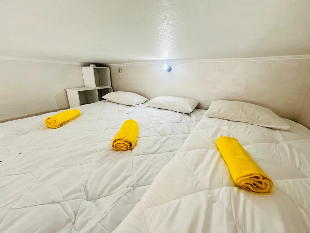 Двухуровневая студия с балконом и видом на бассейн