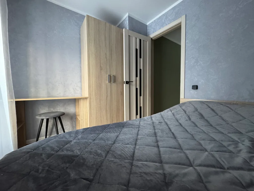 Уютный, небольшой сканди домик у леса