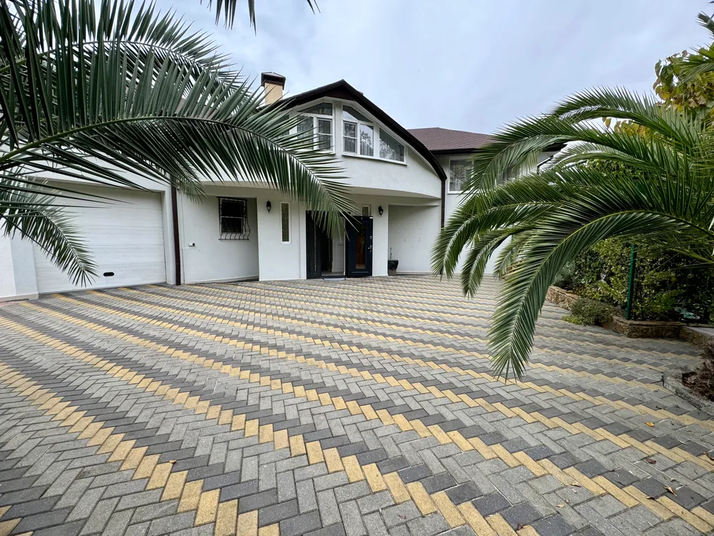 Дом с бассейном и баней у моря