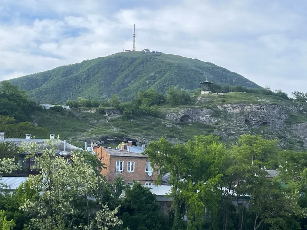 Апартаменты для большой семьи в курзоне, с балконом и видом на машук