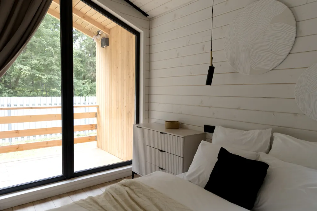 Современный дом в лесу