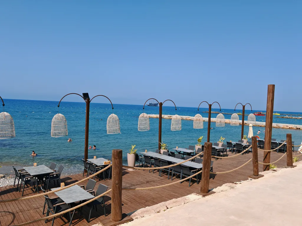 Квартира с дизайнерской отделкой, видом на море и аквапарком