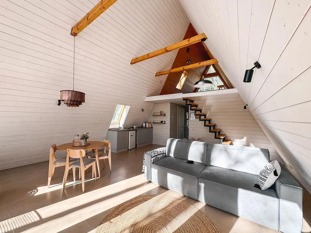 Коттедж Большой треугольный дом 90м2 с завтраком — Куровское