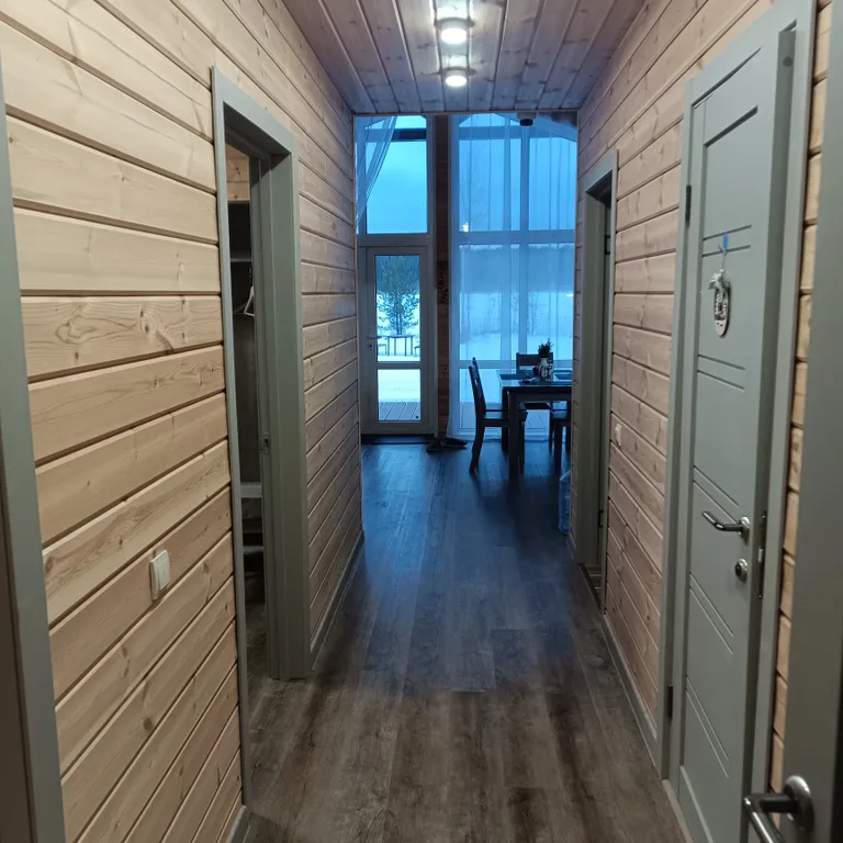 Дом на песчаном берегу озера