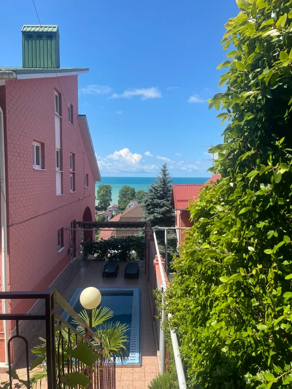 Часть жилого дома с бассейном