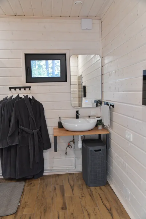 Дом на семью или компанию в лесу у большой воды