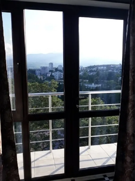 Комната в доме с балконом