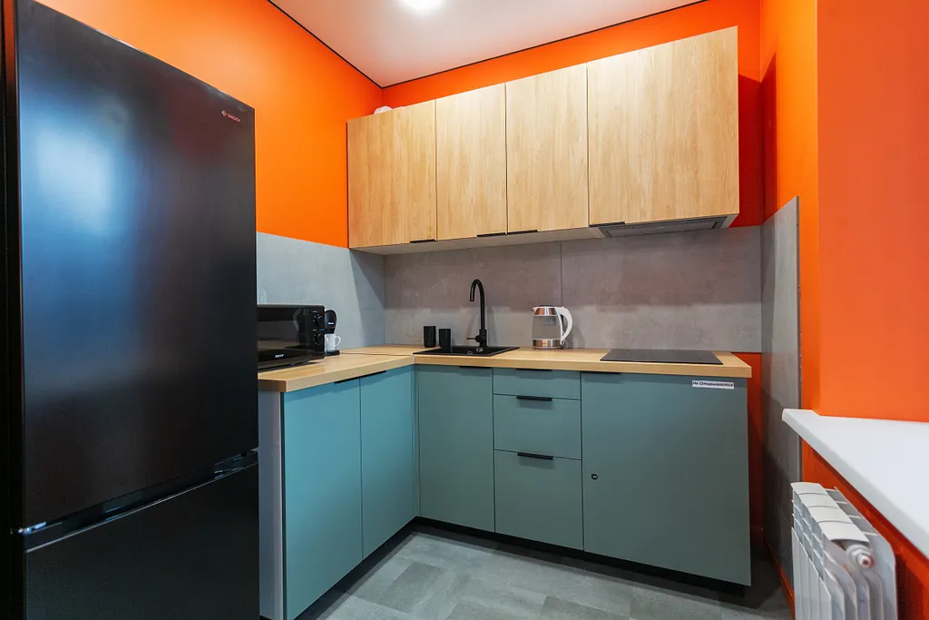 Стильная студия с кондиционером, качелями и кофеваркой