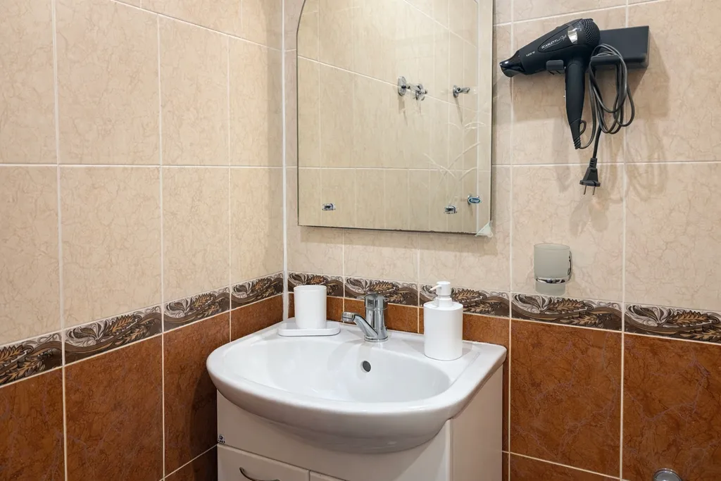 Трехместный улучшенный номер с собственной ванной комнатой