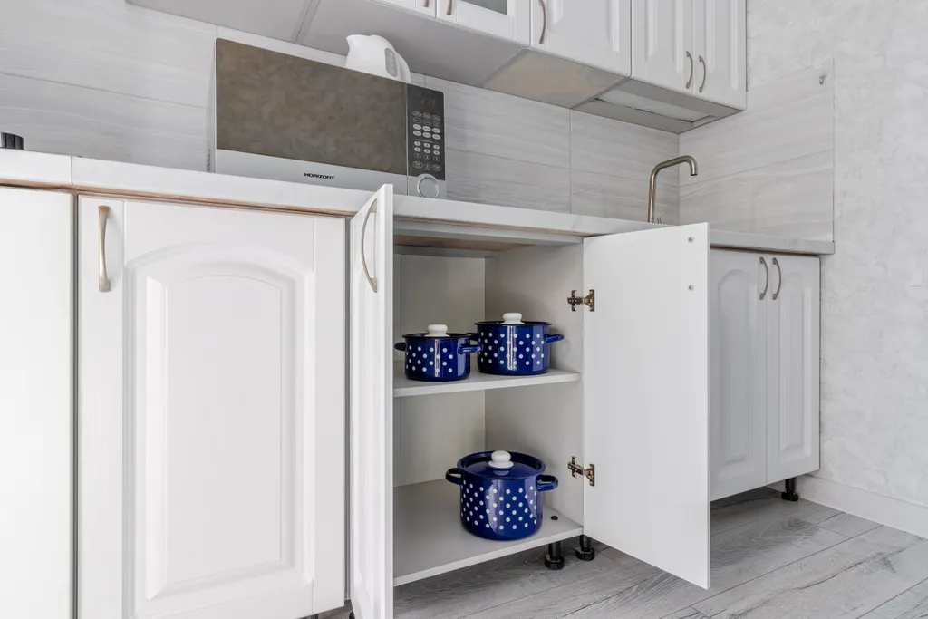 Рядом с ж/д вокзалом и  королевской усадьбой Станиславово.