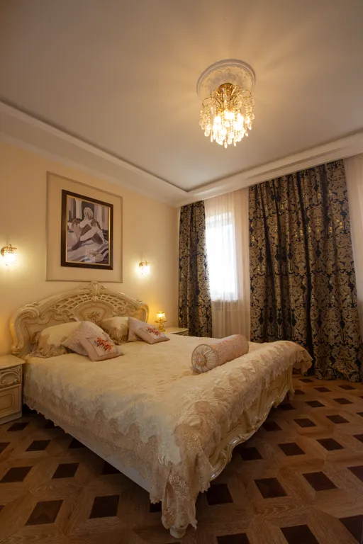 Большой трехэтажный дом