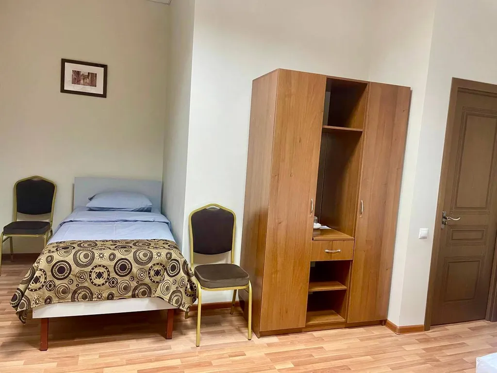 Уютный трехместный номер с двуспальной кроватью