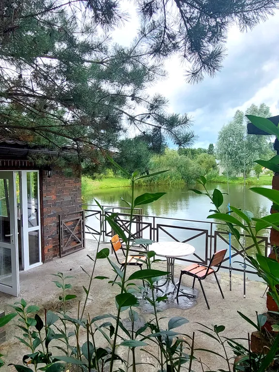 Дом с шикарной беседкой на озере