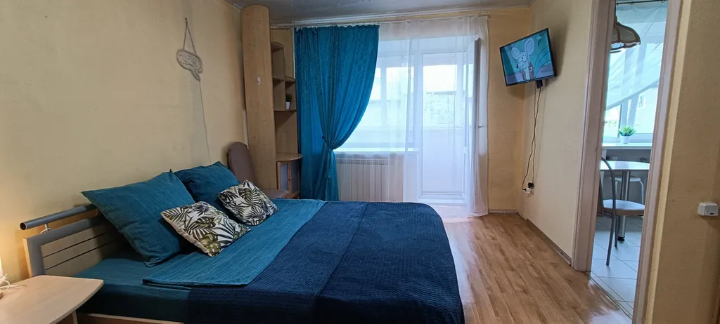 В центре с балконом