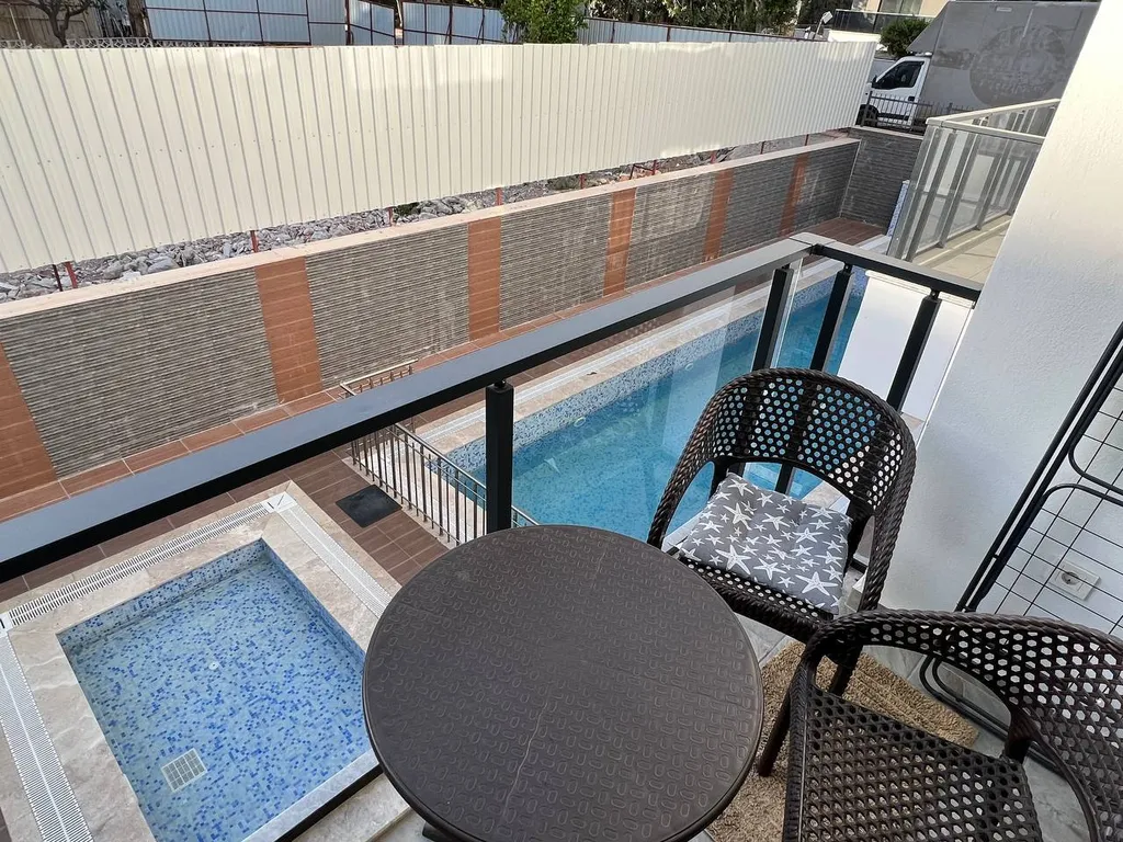 Апартаменты в центре с бассейном