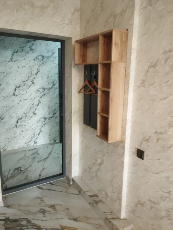 Новая квартира с хорошим ремонтом . Метро Котельники рядом.