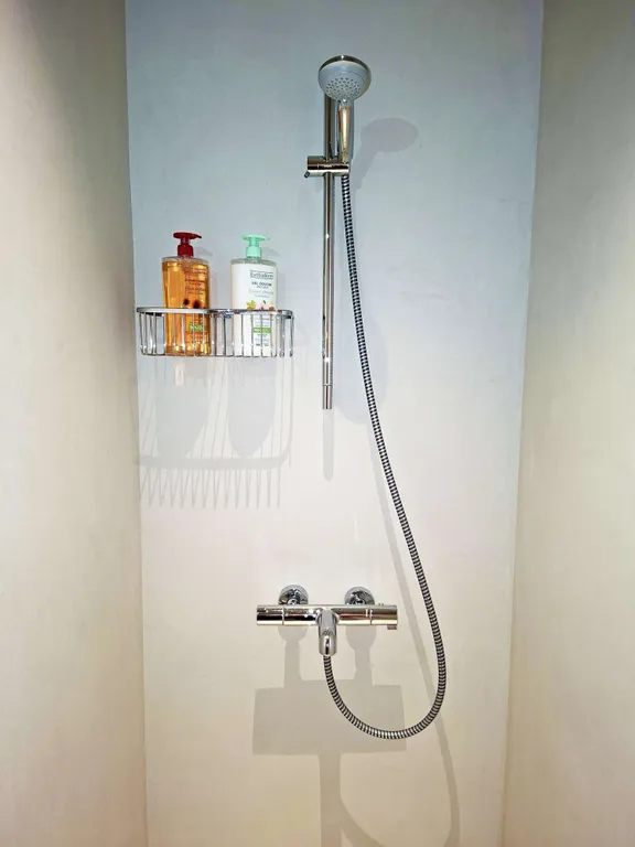 Трёхкомнатная квартира в центре Тбилиси с балконом, вид во двор