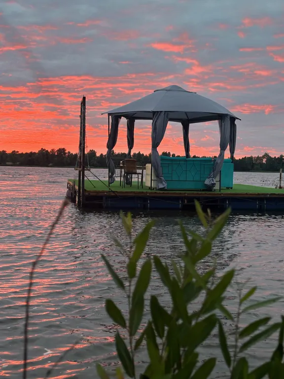 Двухэтажный дом на берегу реки Волга