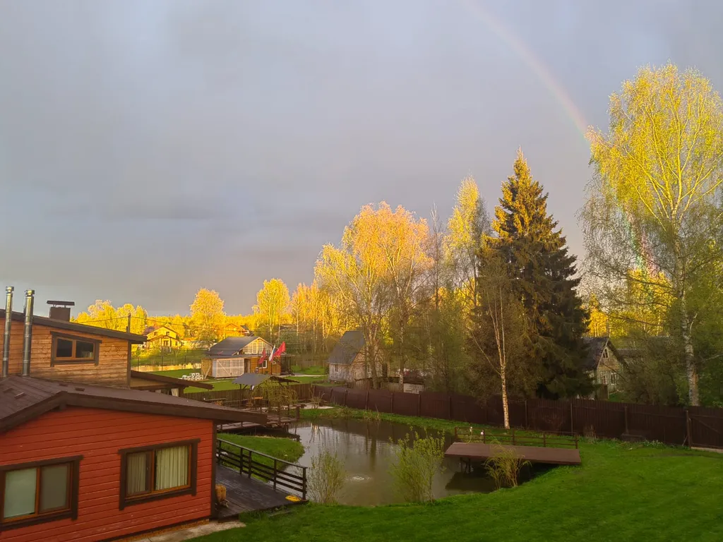 Красивый дом с камином на берегу живописной реки